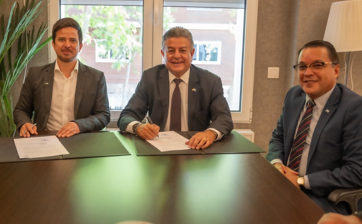 Gobierno de Honduras suscribe convenio internacional para promover bibliotecas comunitarias